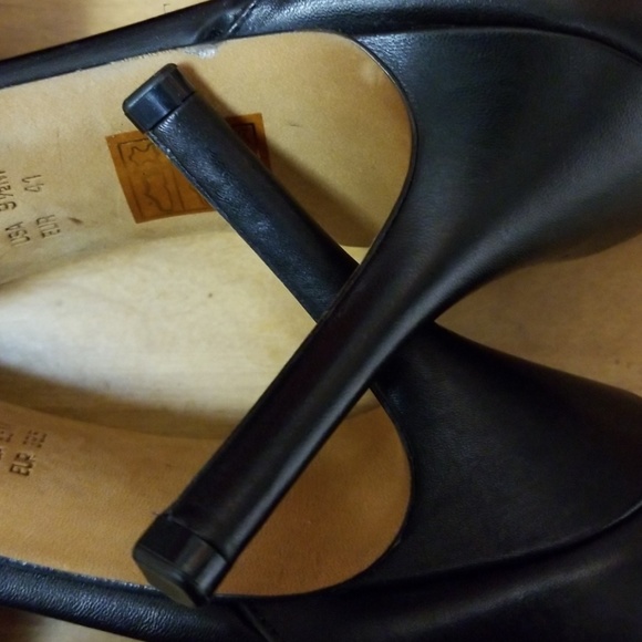 Vince. Women's Claire d'Orsay Leather Black Pumps - Picture 8 of 8